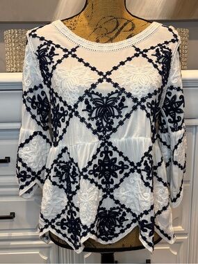 Kindred Anthropology White & Navy Cotton  Embroidered Peasant Blouse Large